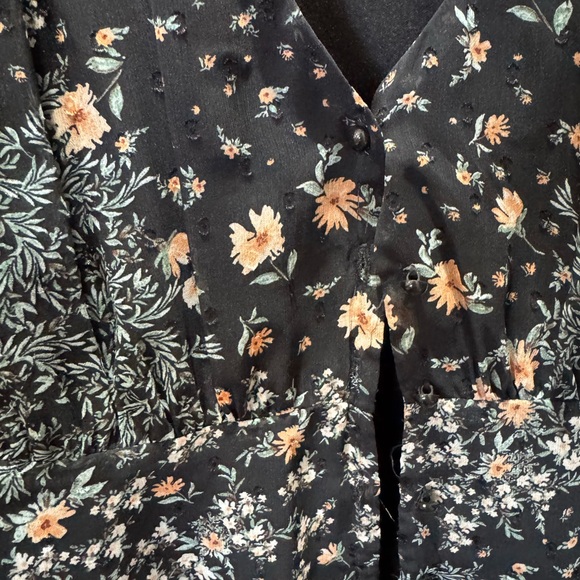 Elegant Black Floral Blouse - Picture 6 of 7